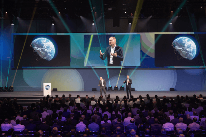 オープニングスピーチ、イアン・ロバーツCTO(左)、シュテファン・シャイバーCEO(右)