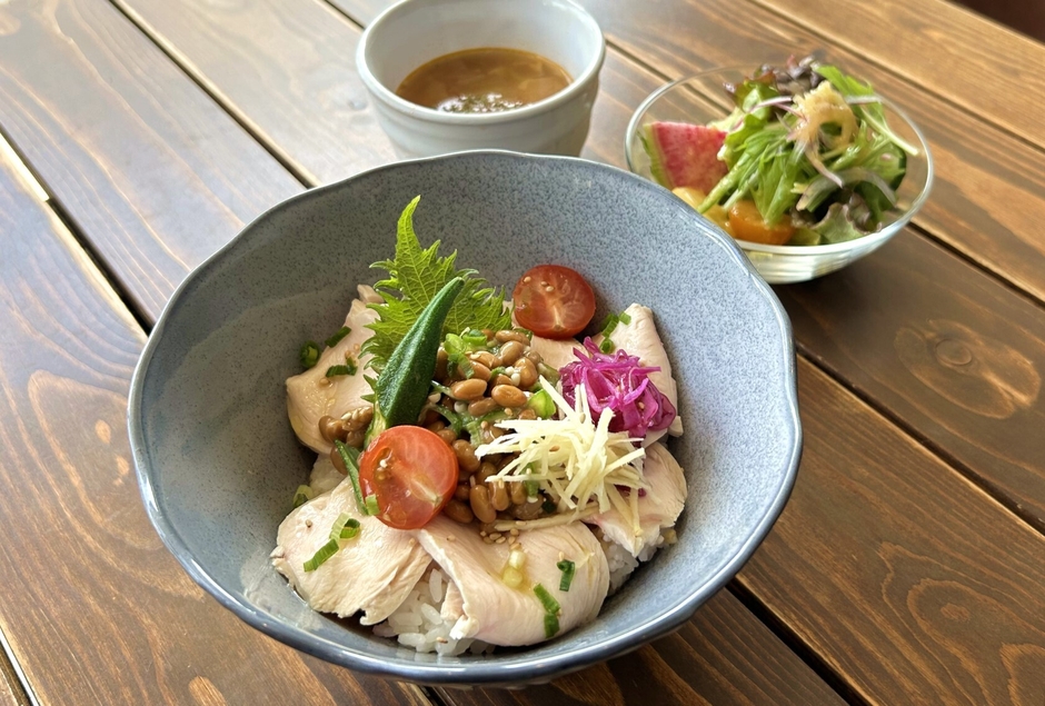 特製MCTタレで納豆とオクラを和えた鶏ムネ肉と旬野菜のネバネバ丼ランチ(スープ、サラダ付) 1,200円(税込)