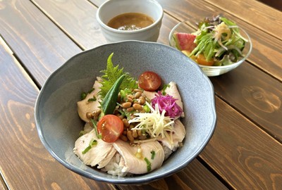 特製MCTタレで納豆とオクラを和えた鶏ムネ肉と旬野菜のネバネバ丼ランチ(スープ、サラダ付) 1,200円(税込)