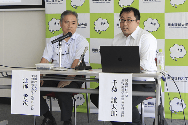 記者の質問に答える辻極教授（左）と千葉講師（右）
