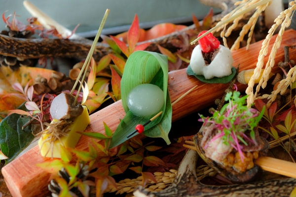 お茶菓子をイメージした(写真右から)木苺大福、シャンパンとコスモスのわらび餅、さつまいもとトリュフの羊羹