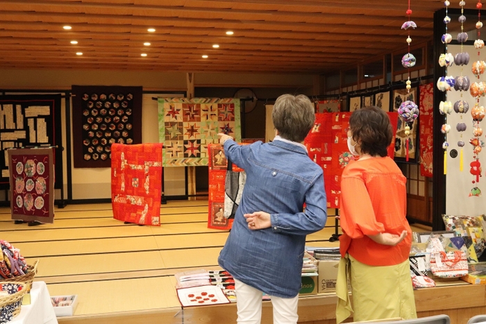 街中に飾られるキルト作品「きものの街のキルト展」