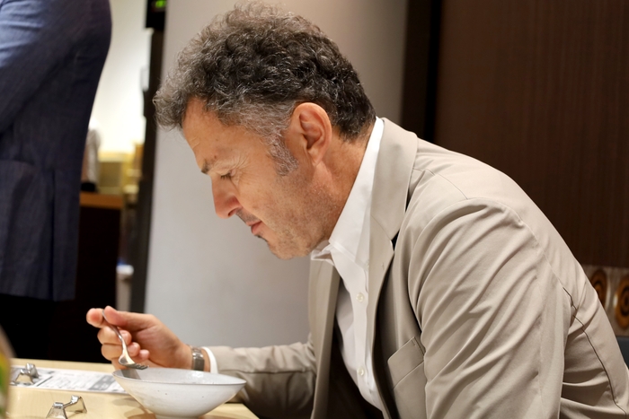 マッシモ氏の試食の様子