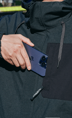 ジャケットは多彩なポケット採用