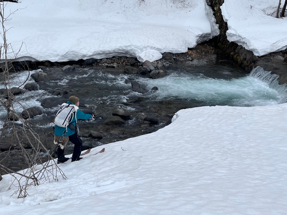 スキーシューで山奥の渓流へ