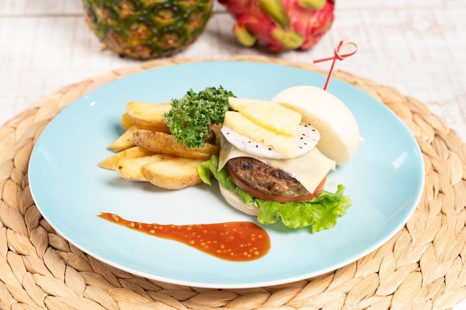 朝食のメインは琉球アメリカンをテーマにした4種類の中から選べます