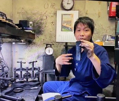 製造現場にて墨の製造実演を中継