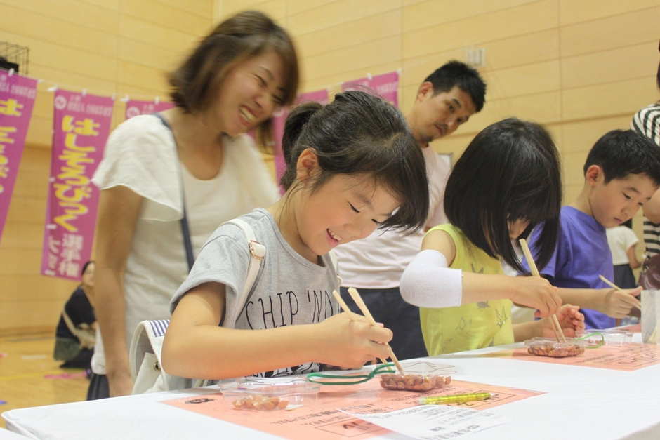 お箸でそろばん珠をつかむゲームは参加者に大人気！