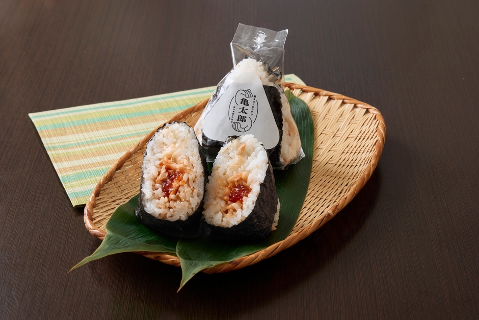 【鮭まぶしおむすび 亀太郎】 「桜ますとます子」