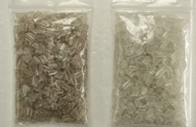 左：一般的な再生PSペレット　右：当社再生PSペレット