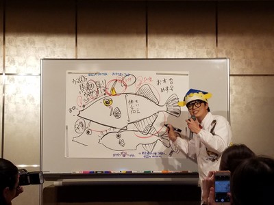 自筆のイラストを交えたさかなクンの「おさかなトーク」