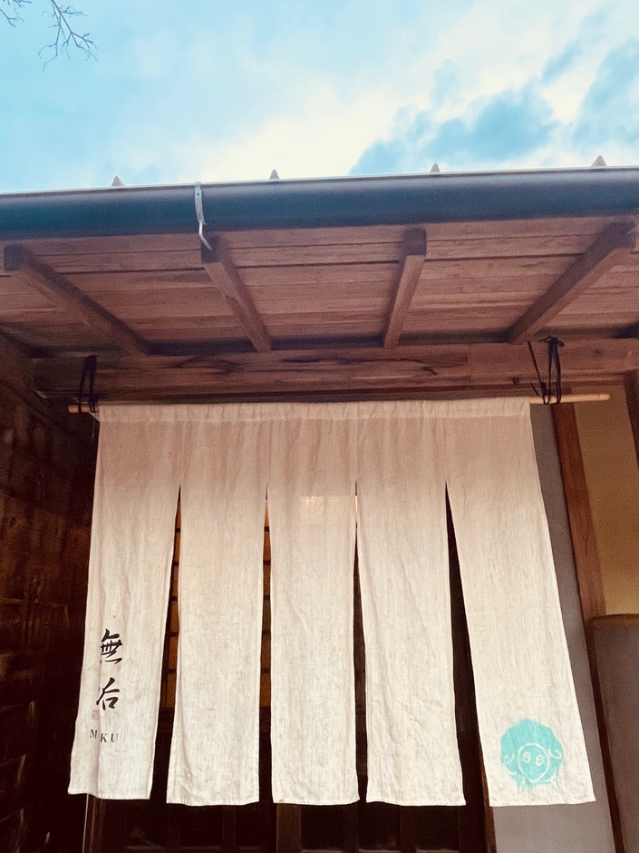 bistro yummy 外観　暖簾