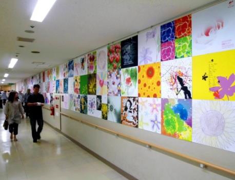 近畿大学附属病院 廊下ギャラリー(造形芸術専攻の学生による)