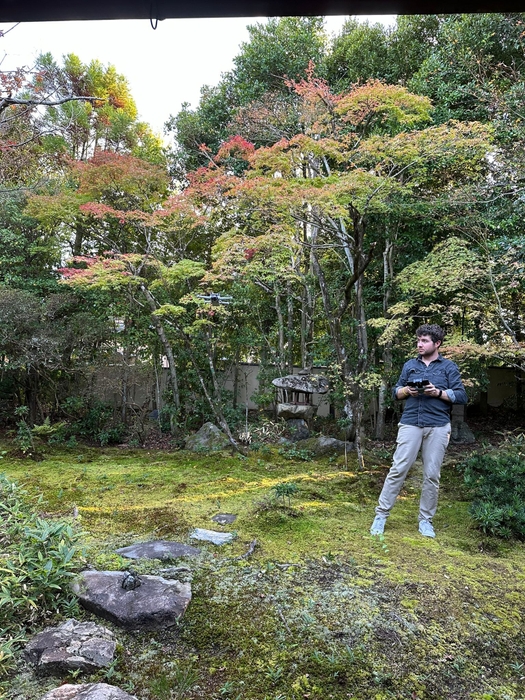 苔香居でドローン空撮を行う様子