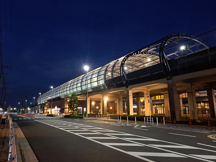 ライトアップされたゆめが丘駅の様子