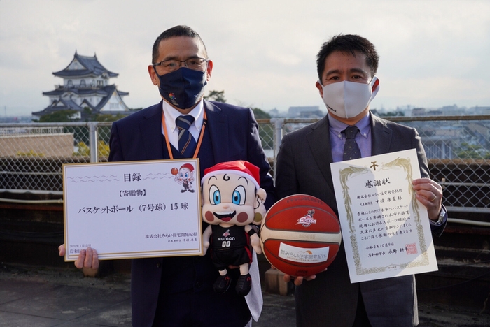 寄贈後の記念撮影 左から、岸和田市教育委員会 学校教育部 部長 和泉 全史 様 当社 本社 コンプライアンス推進室 室長代理 田中 康博