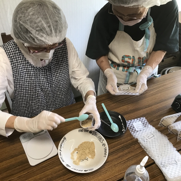 地域の高齢者スタッフによる封入作業の様子