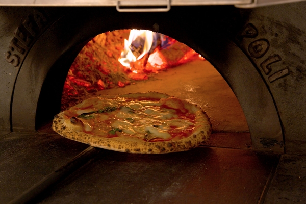 ナポリから輸入したこだわりの薪窯