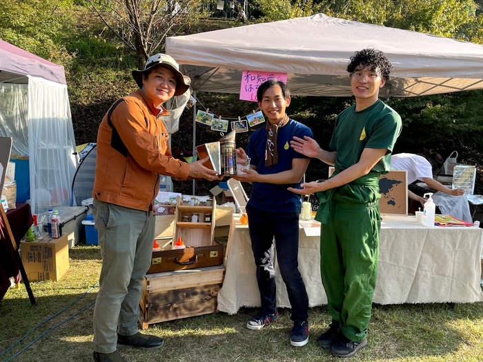 若手養蜂家とハニーハンター市川拓三郎