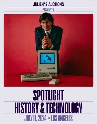 SPOTLIGHT HISTORY & TECHNOLOGY (C)Julien's Auctions/コンピューターと写るジョブスの写真クレジット:Library of Congress, Prints & Photographs Division, photograph by Bernard Gotfryd