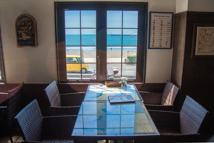 カフェ&バー ヘミングウェイ江ノ島 本店の店内