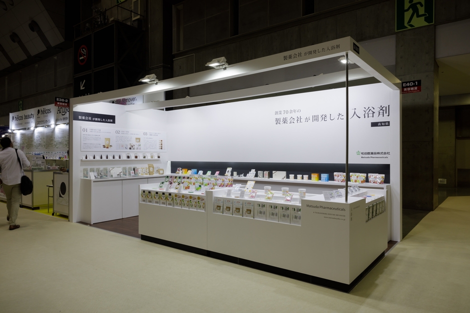 敢えて「白い壁面」にし、キャッチの言葉の組み方を工夫