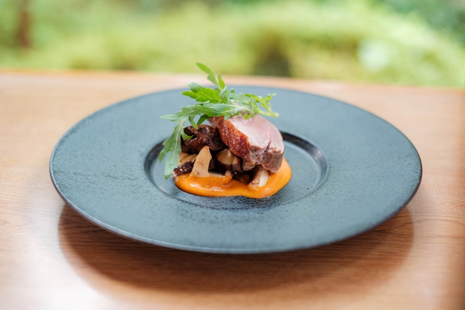 燻した 蔵王鴨のロースト 石巻原木椎茸と土垂里芋のコンフィ