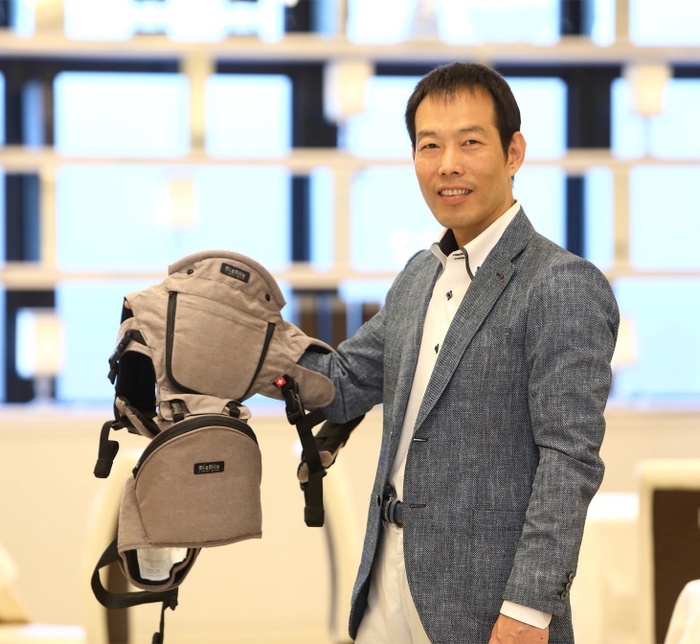 抱っこ紐を分解して改良点を洗い出し、これまで約40箇所にのぼる改良を自ら加えて日本独自の進化を生み出してきた ウインテック代表 松本 健太郎