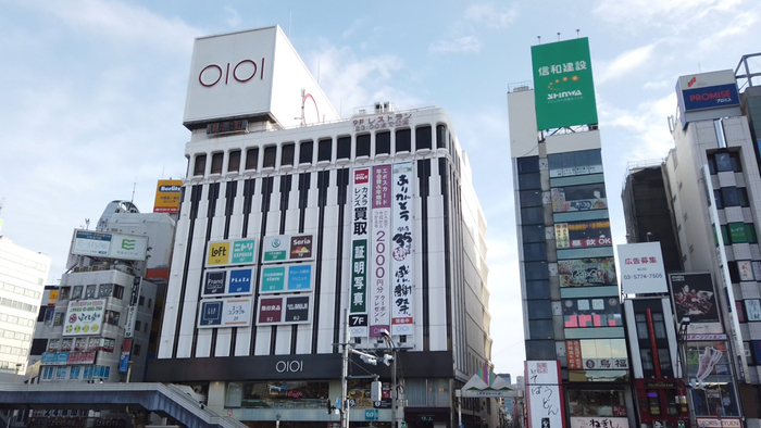 上野マルイ開店35周年の懸垂幕　筆字のものでは最大級18m(ガンダムの全長と同サイズ)