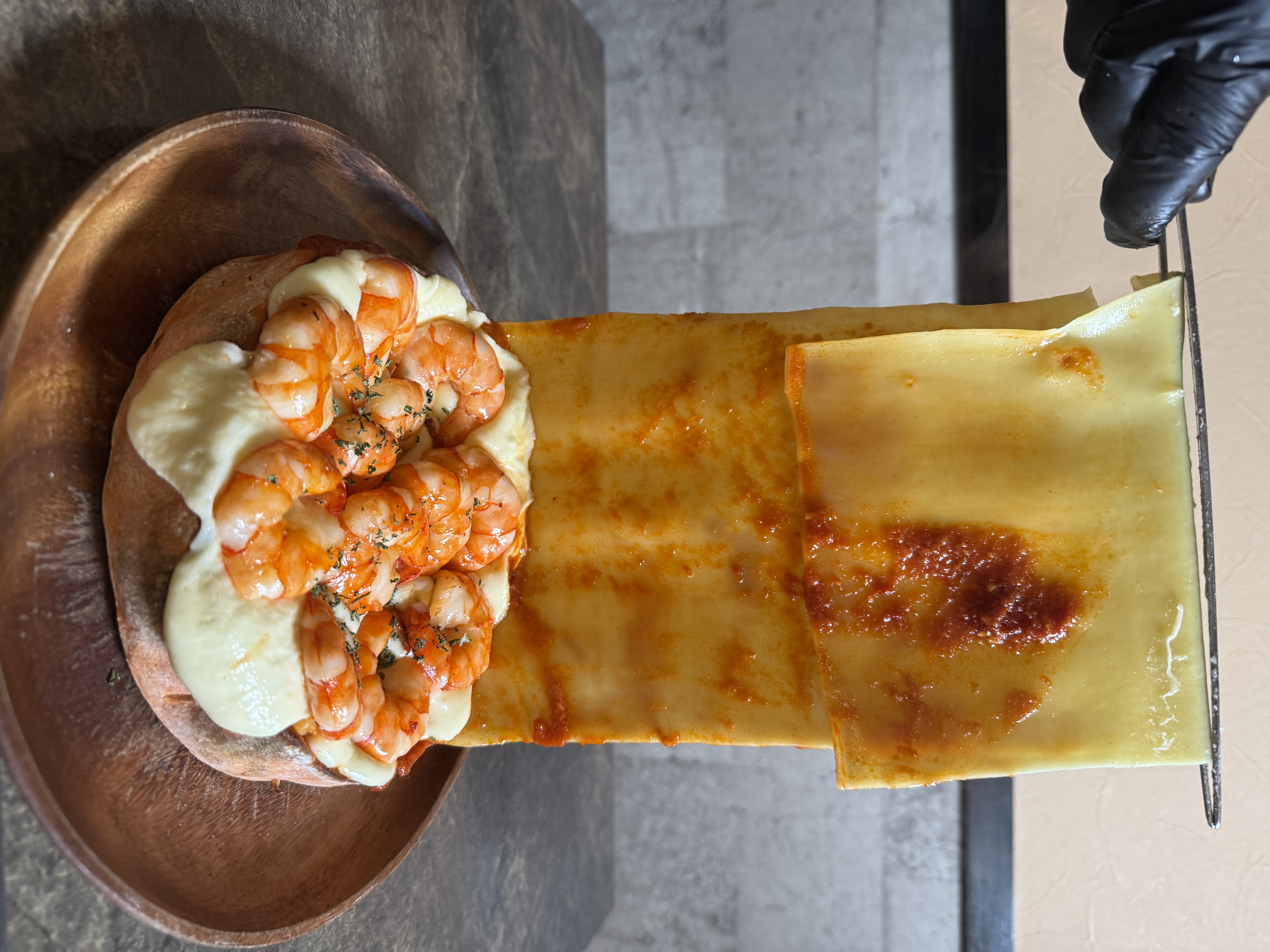 中目黒で話題の「一枚麺のシュリンプシカゴピザ」夏限定で登場