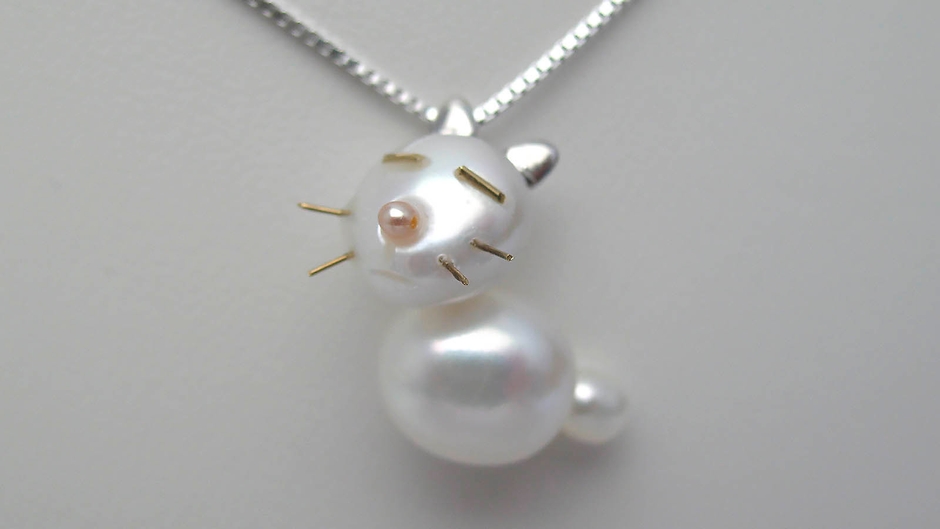 ぐで~っとしているネコのペンダント