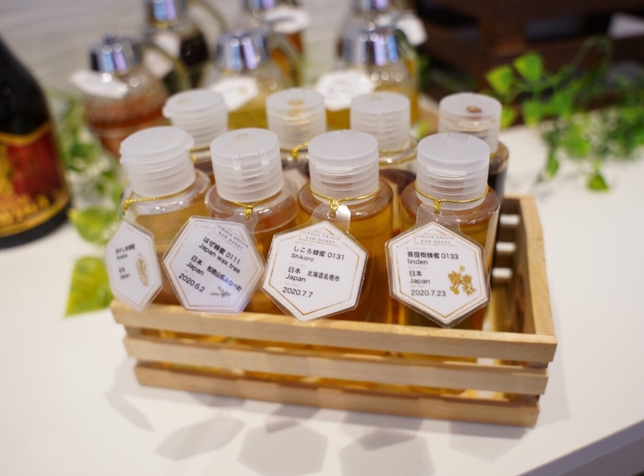 すべてのメニューに季節によって変わる8種類の蜂蜜がかけ放題