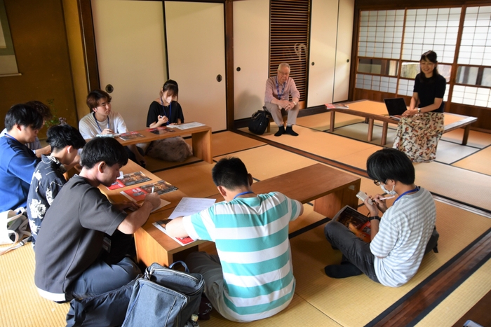 「橦木館」でヒアリング調査を行う学生たち