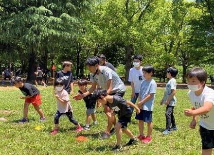 スタート練習をする子どもたち