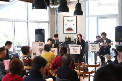 Airbnbホスト向けイベントで演奏する、社会人カバーバンド「7DAYS1DAY」のメンバー。※観客の方の顔が写っている箇所には、プライバシー保護の観点から一部ぼかし加工を施しています。
