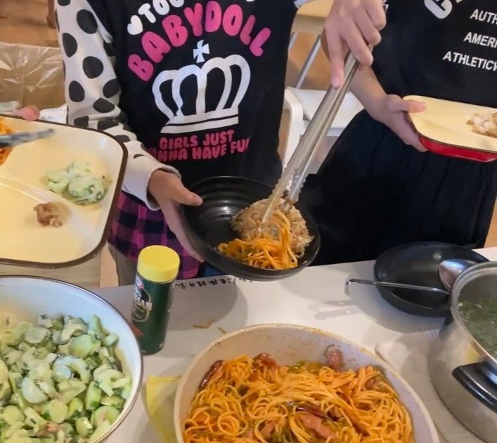 料理をよそう子どもたち