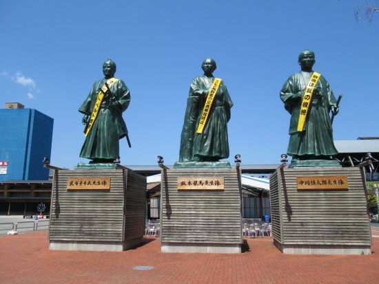 <大会翌日>【集合場所】JR高知駅南口 3志士像