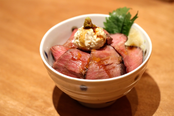 シャリdeローストビーフ丼 クリームチーズといぶりがっこのせ