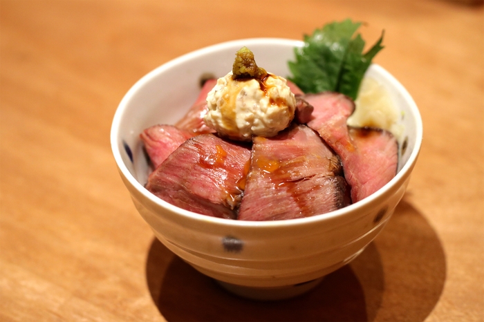 シャリdeローストビーフ丼 クリームチーズといぶりがっこのせ