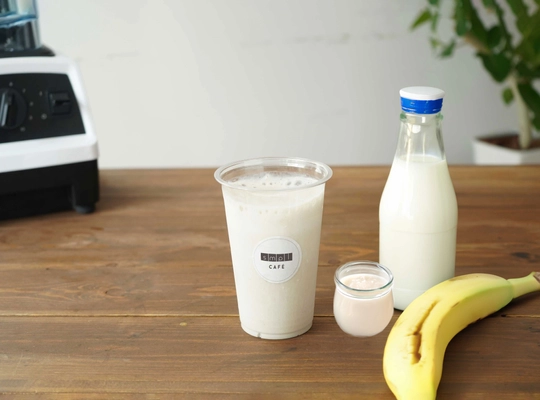 絶品バナナミルクスムージーが今だけ220円！ SMPL CAFEが来店1万組突破を記念して感謝キャンペーンを開催！