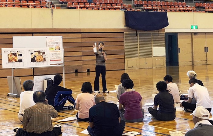 被験者へ研究内容を説明する様子（2019年7月、松本市）