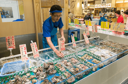 キラキラ海水の流れる水槽には活きたままの貝類がズラリ