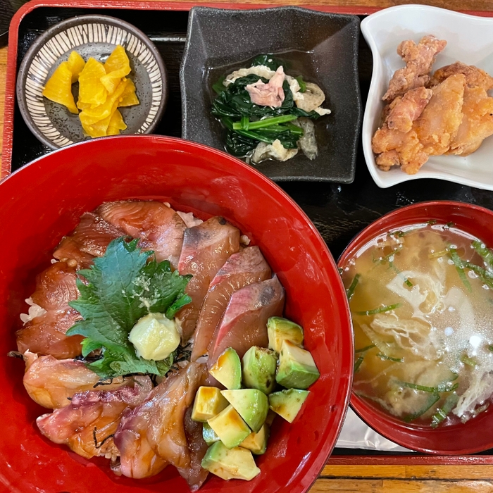 本日の海鮮丼1200円　