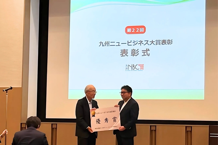 右側:代表取締役社長 竹下英徳