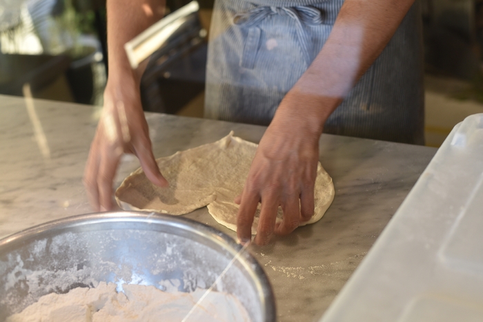 1枚づつ丁寧に形作り