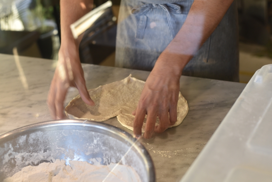 １枚づつ丁寧に形作り