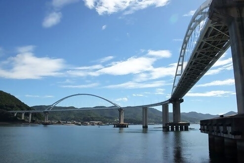 下から見上げる内海大橋