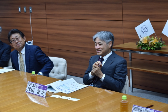 順天堂大学 代田浩之学長(右) 京極伸介保健医療学部長(左)