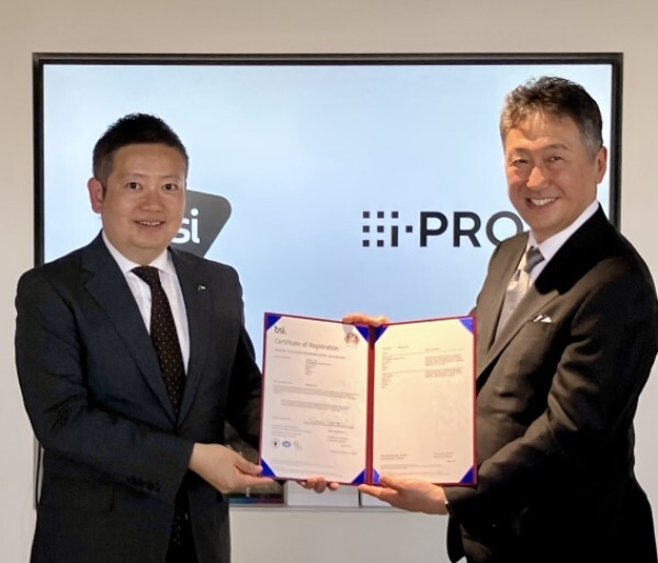 授与式にて　写真左からBSIジャパン 代表取締役社長 漆原 将樹、i-PRO 代表取締役社長 兼 CEO 中尾 真人様