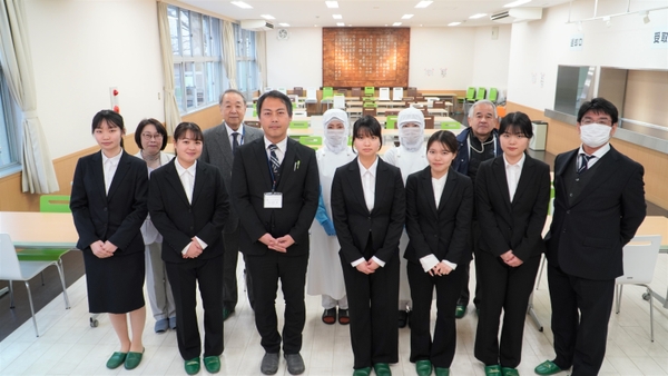 守口市立大久保中学校 光宮校長先生、万福様(給食事業者)と共に